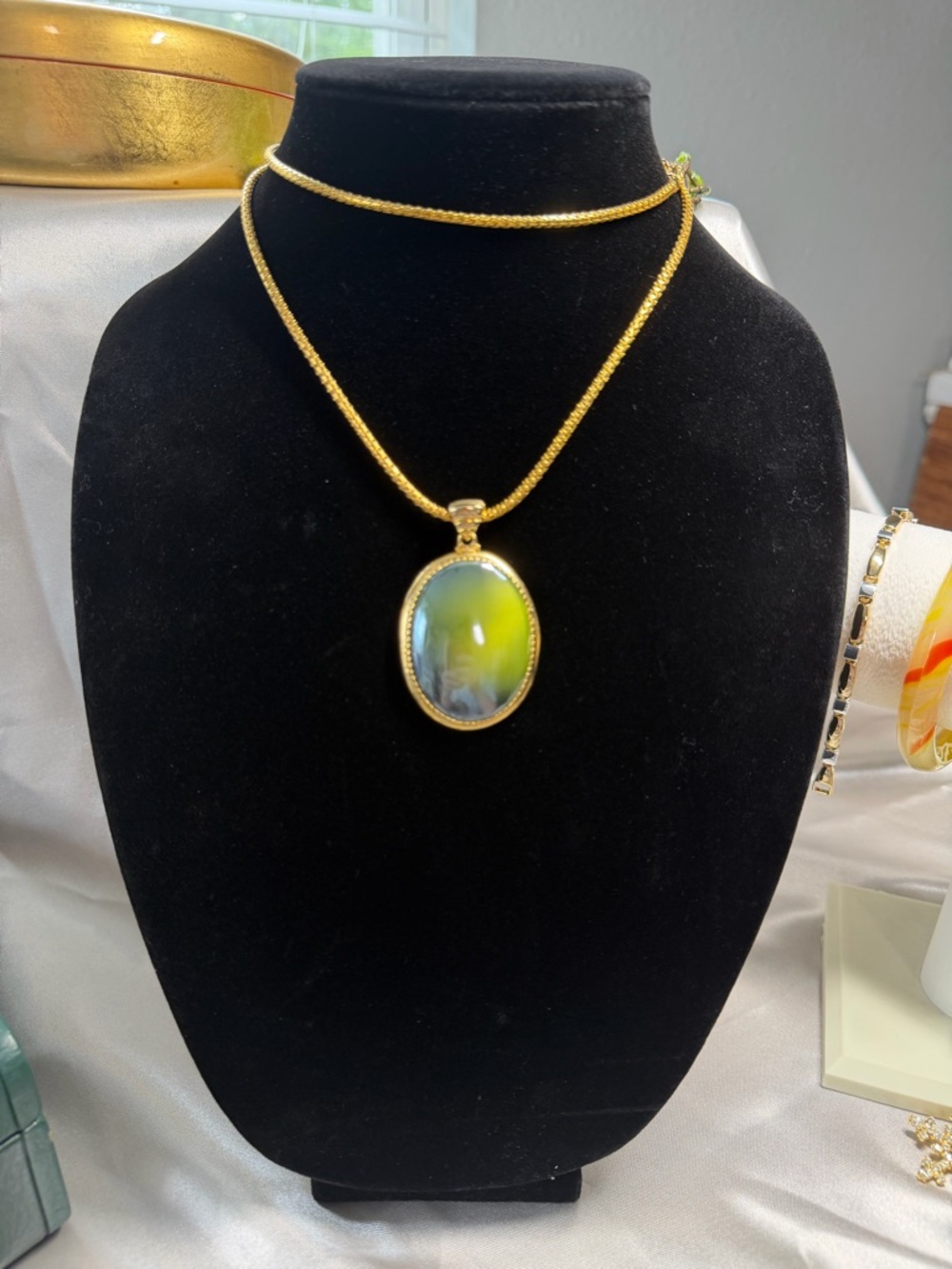 Vintage 80s Gold Tone Oval Art Glass Pendant Necklace – Green/Grey Cabochon